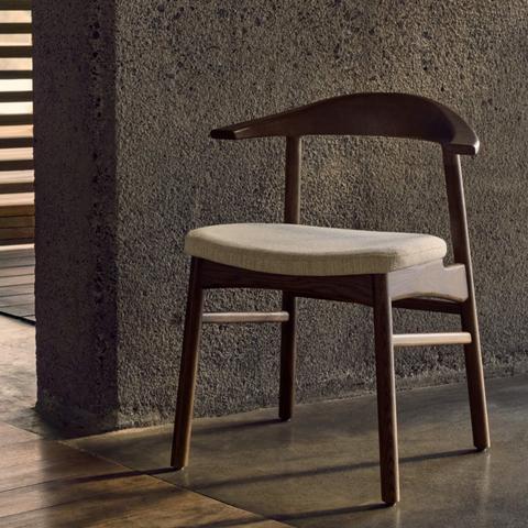 Mons stoel / donkere eik / gestoffeerde zitting