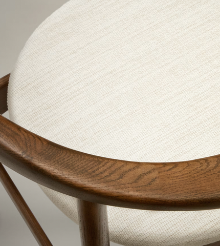 Mons stoel / donkere eik / gestoffeerde zitting