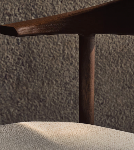 Mons stoel / donkere eik / gestoffeerde zitting