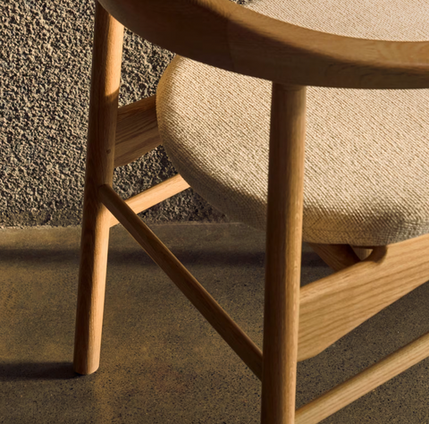 Mons stoel / donkere eik / gestoffeerde zitting