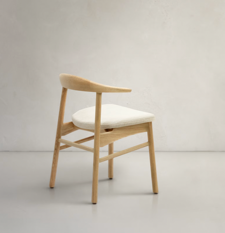 Mons stoel / donkere eik / gestoffeerde zitting